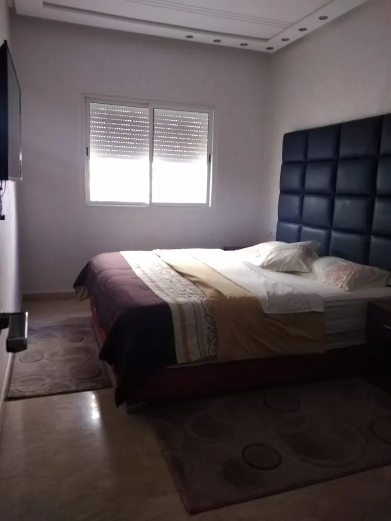 Bel appartement à louer à Rabat, Agdal, comprenant deux chambres et un salon