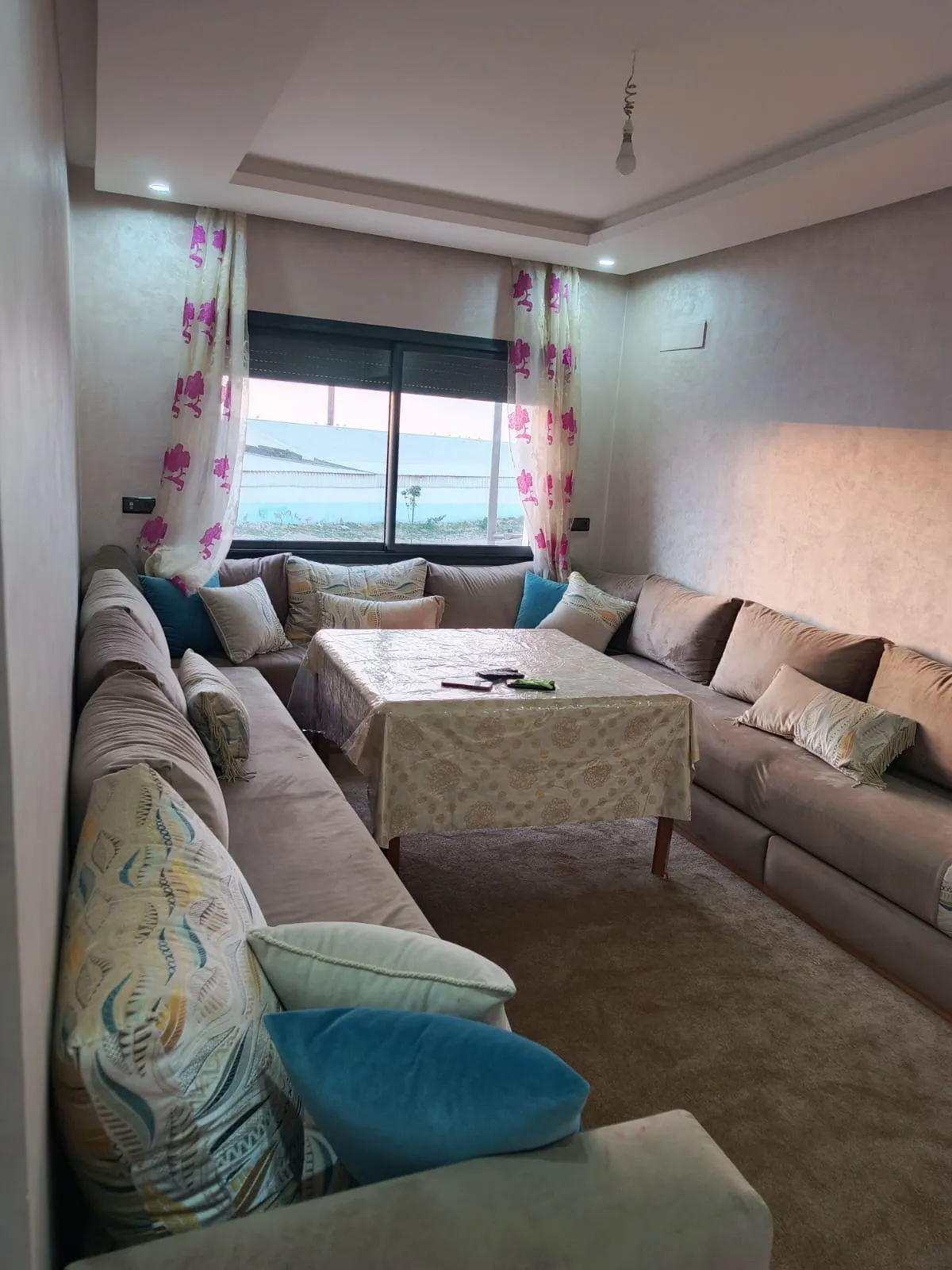 Appartement élégant à louer dans le quartier d'Idrâr à Agadir, 70 m² salon 