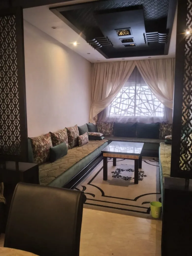 Bel appartement à louer à Rabat, Agdal, comprenant deux chambres et un salon