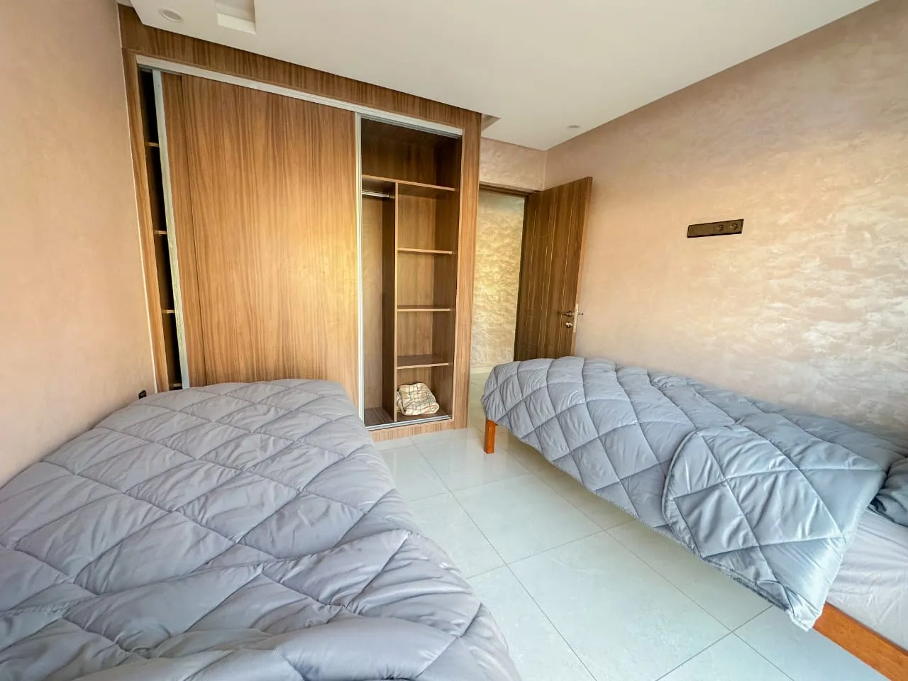 Appartement moderne à louer dans le quartier d'Anza à Agadir, bien équipé avec deux chambres. 