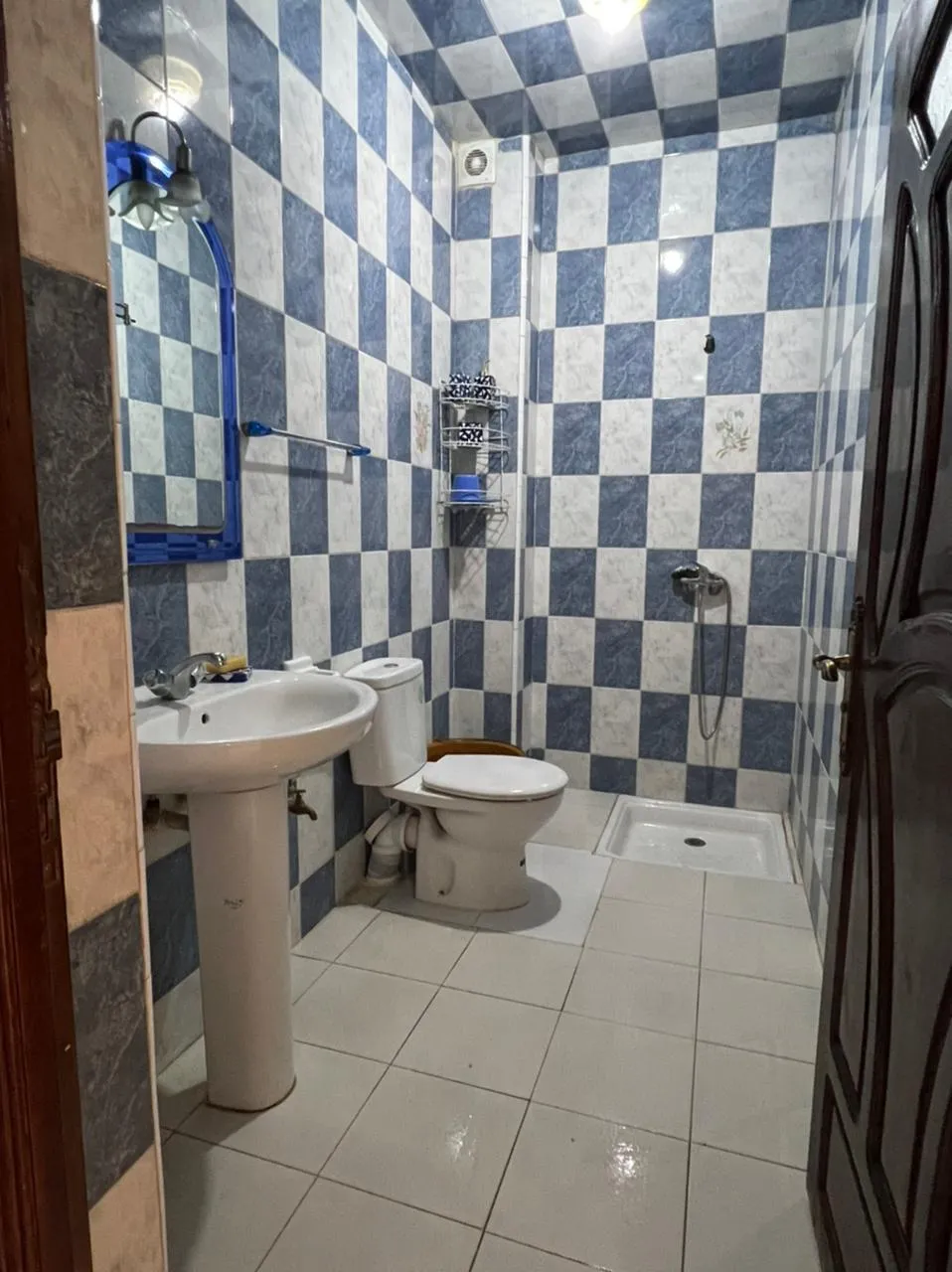 Appartement à louer, bien équipé au rez-de-chaussée avec une chambre et un salon