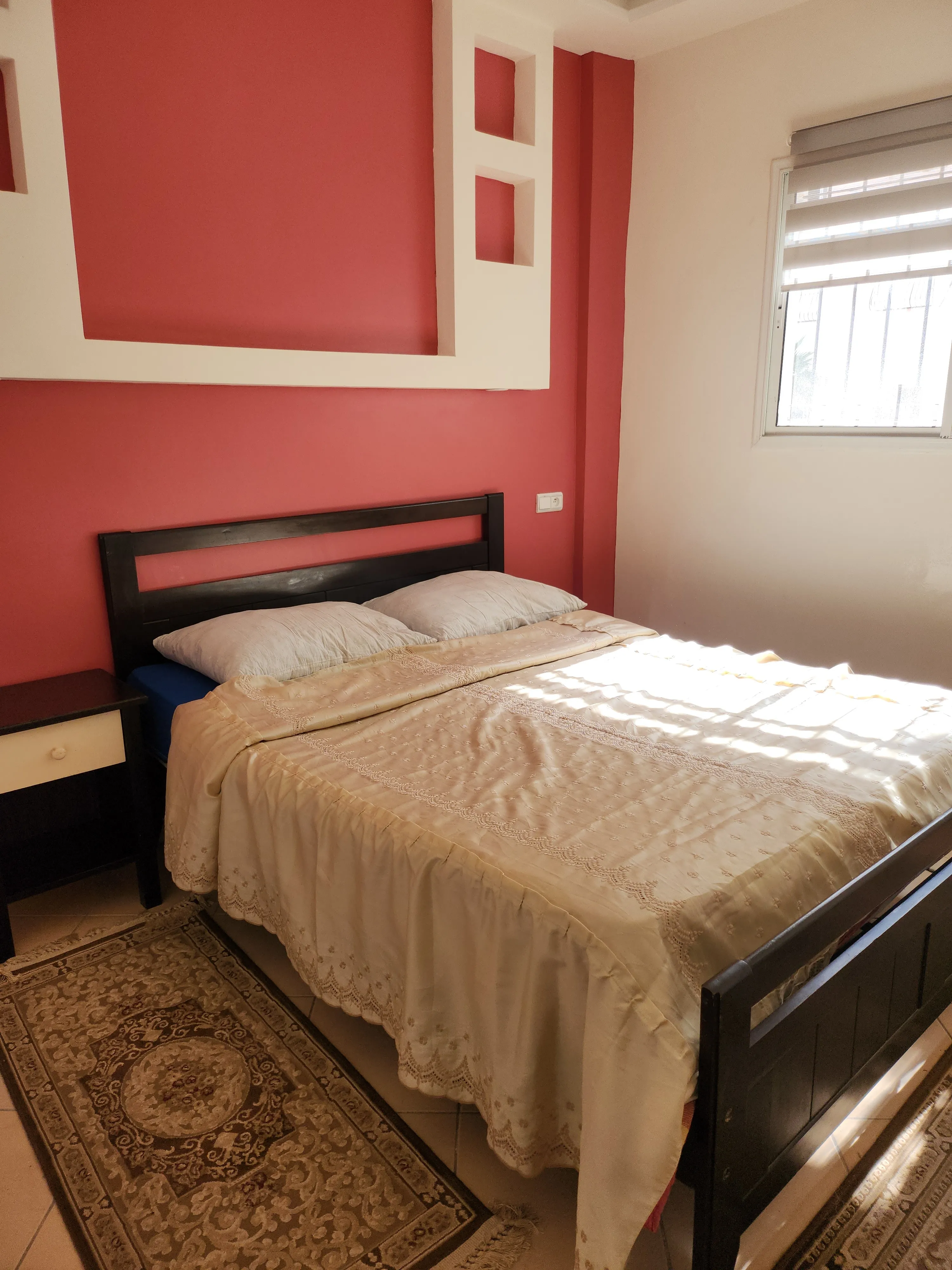 Appartement à louer au rez-de-chaussée à Agadir, dans une résidence sécurisée.