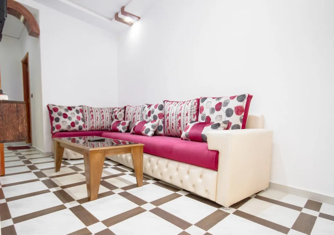 Bel appartement à louer au deuxième étage composé de deux chambres et d'un salon