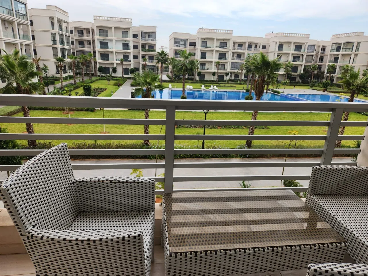 Appartement à louer au premier étage, avec 2 chambres et un salon.
