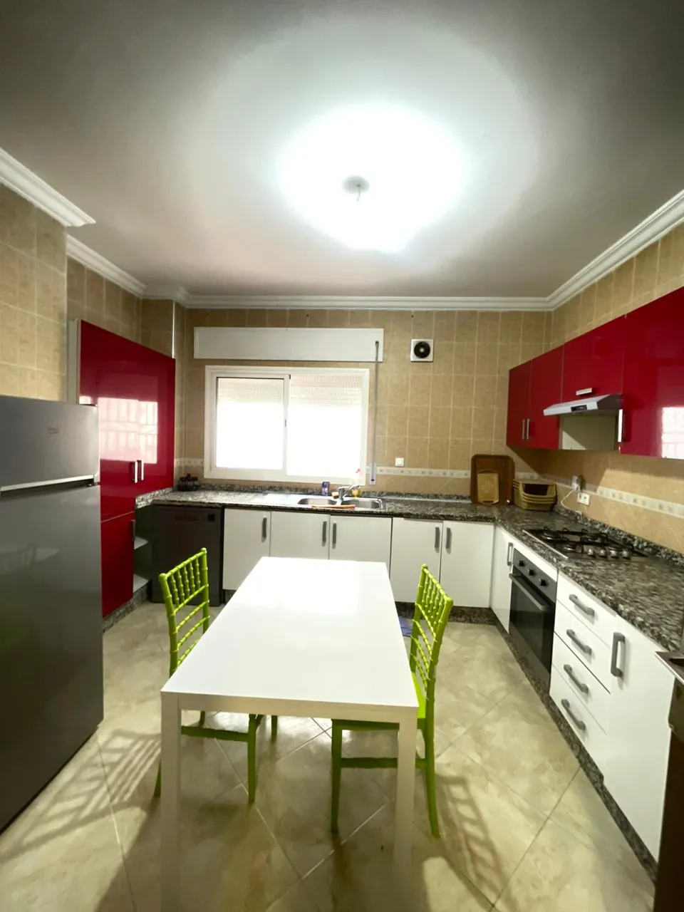 Bel appartement à louer à Tanger, près de la plage, au deuxième étage.