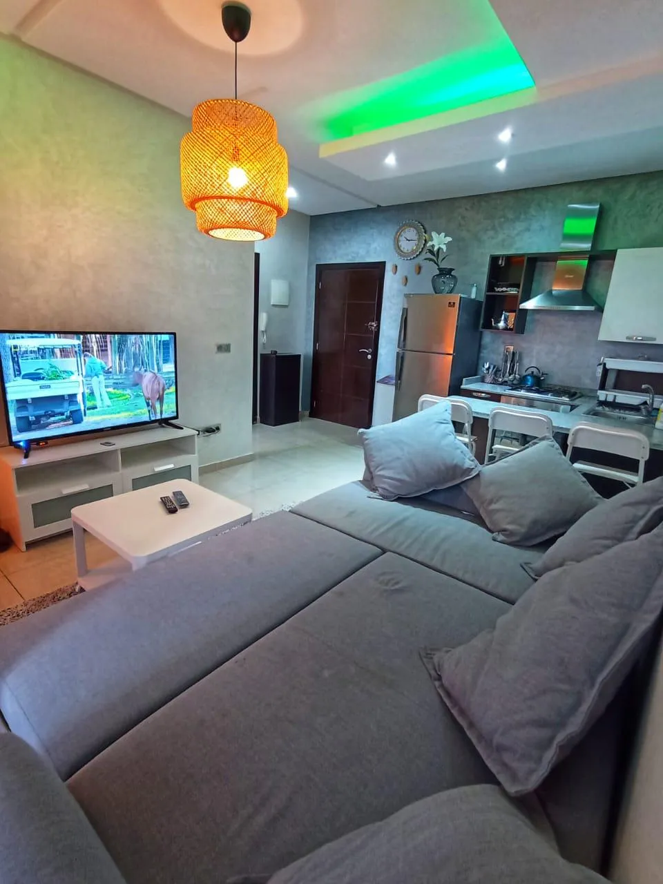 Appartement élégant à louer à Agadir, au 3 étage, avec une chambre et un salon.