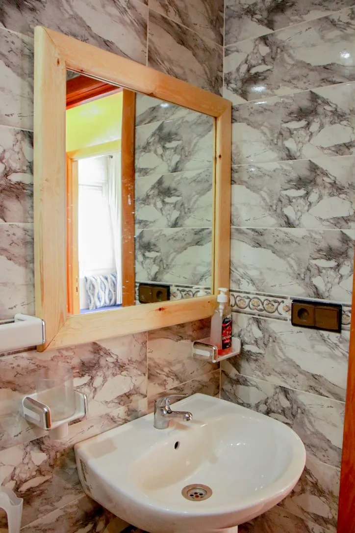 Appartement à louer à Chefchaouen, 4e étage, 2 chambres et un salon.