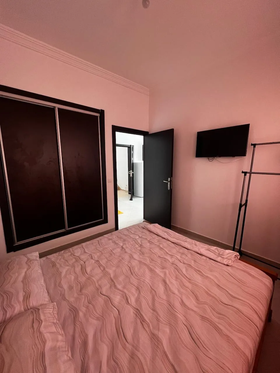 Appartement à vendre, titré, au troisième étage – une chambre et un salon.