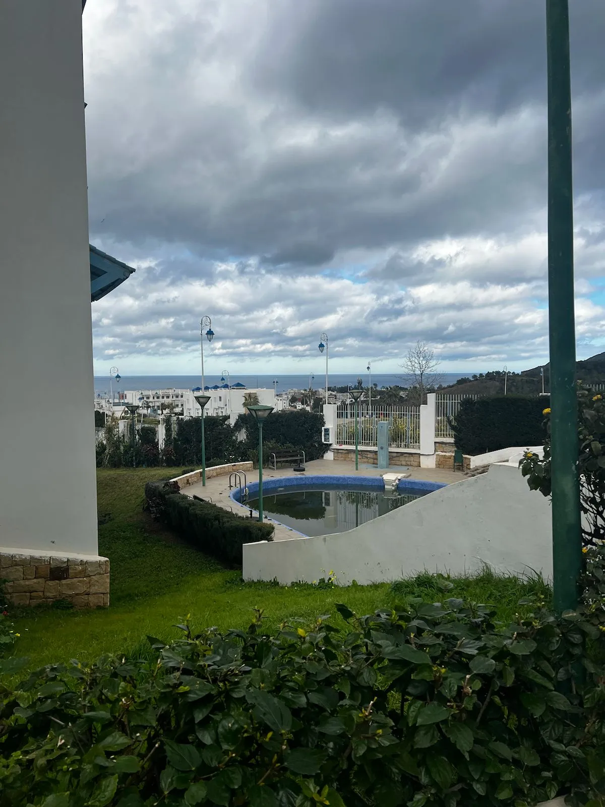 Appartement à vendre, titré, au troisième étage – une chambre et un salon.