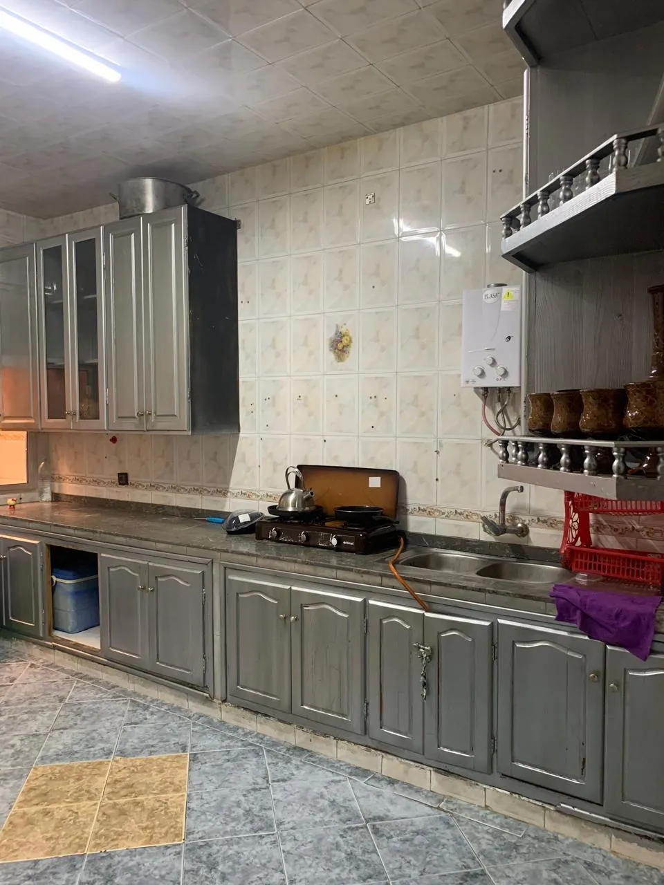 Appartement à louer à Fnideq au rez-de-chaussée, une chambre et un salon.