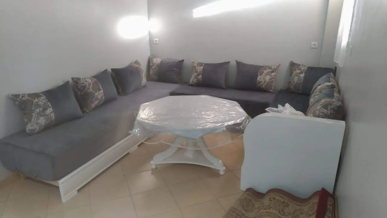 Appartement à louer au rez-de-chaussée à Agadir, dans une résidence sécurisée.