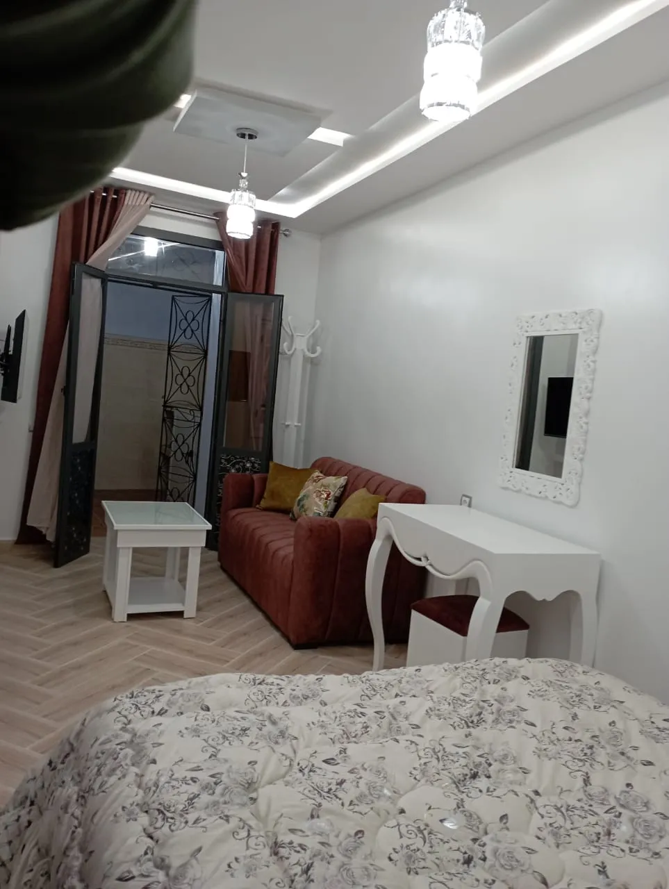 Appartement à louer à Chefchaouen, une chambre et un salon au premier étage.