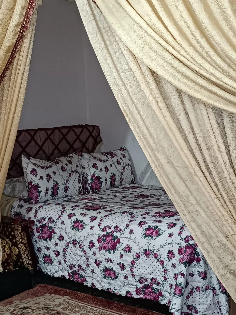 Appartement à louer au cœur de Chefchaouen, au 3e étage, 2 chambres et salon.