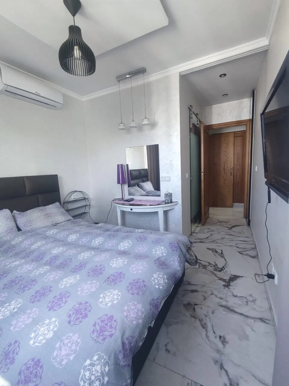 Tré bel Appartement 3 chambres, 2 salles de bain, salon, cuisine équipée.