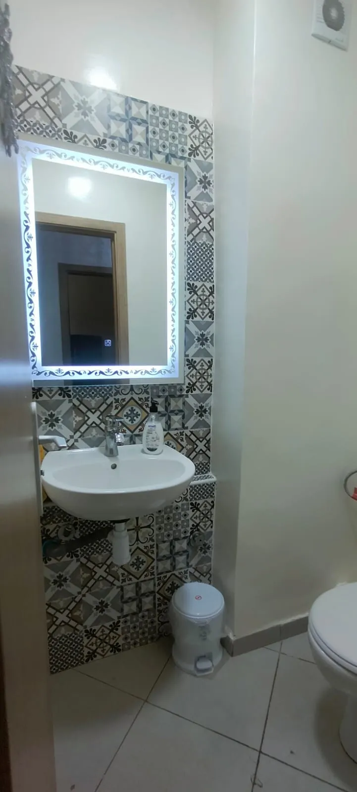 Appartement au design moderne à louer à Agadir, dans une résidence sécurisée.