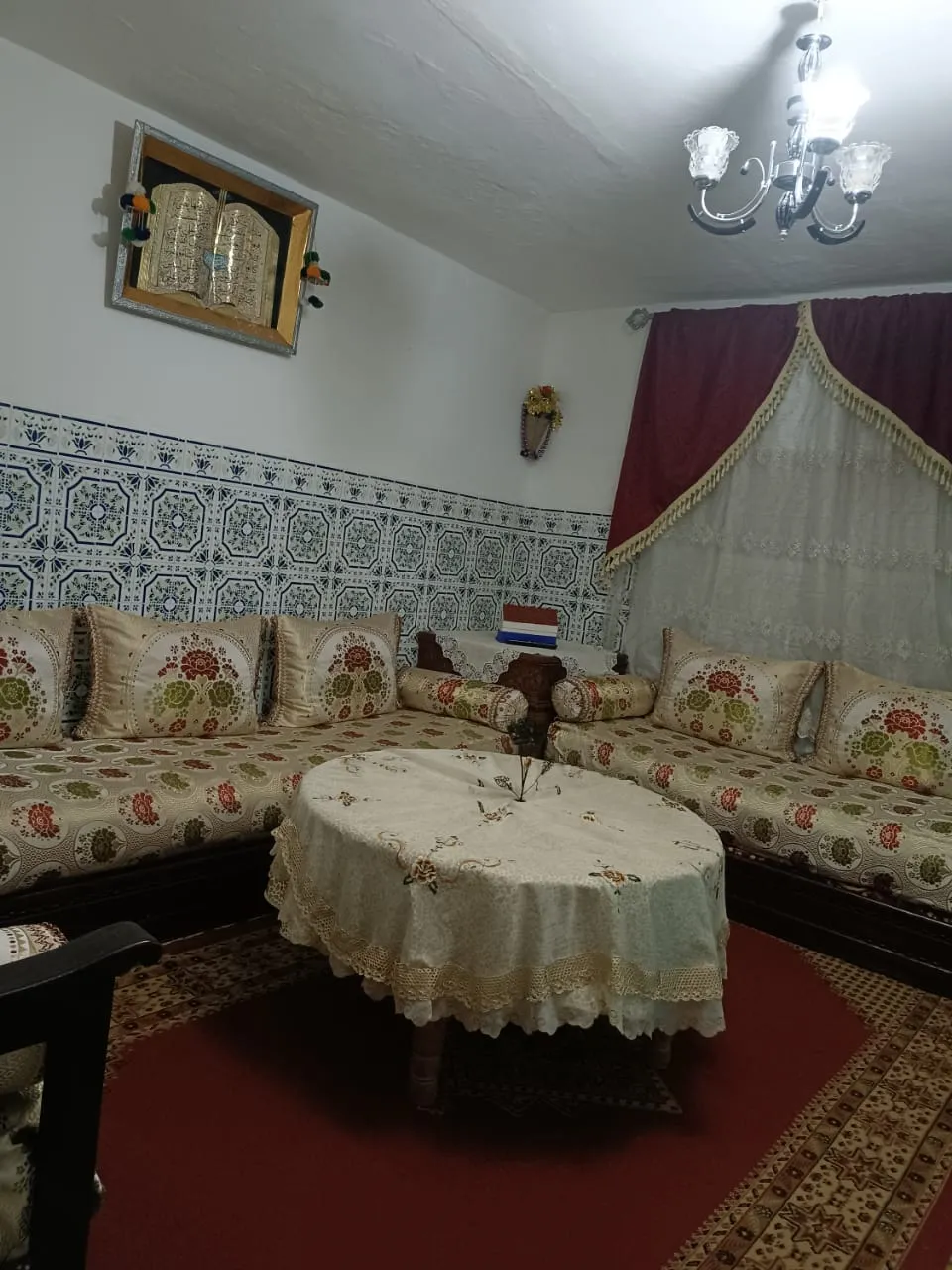 Appartement à louer au cœur de Chefchaouen, au 3e étage, 2 chambres et salon.