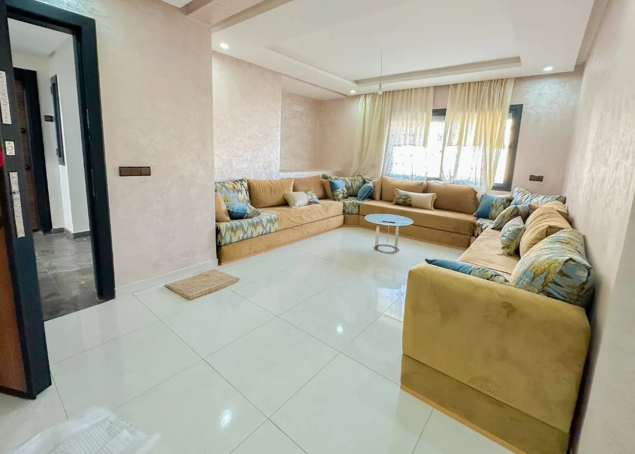 Appartement moderne à louer dans le quartier d'Anza à Agadir, bien équipé avec deux chambres. 