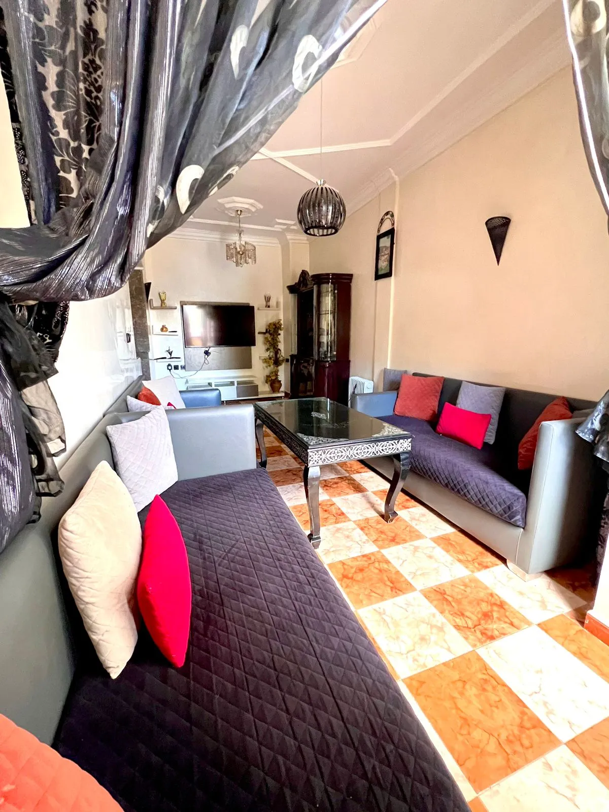 Appartement 2 chambres et salon à louer quotidiennement, 3e étage, centre-ville.