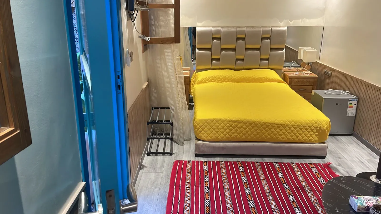 Appartement à louer, bien équipé au rez-de-chaussée avec une chambre et un salon