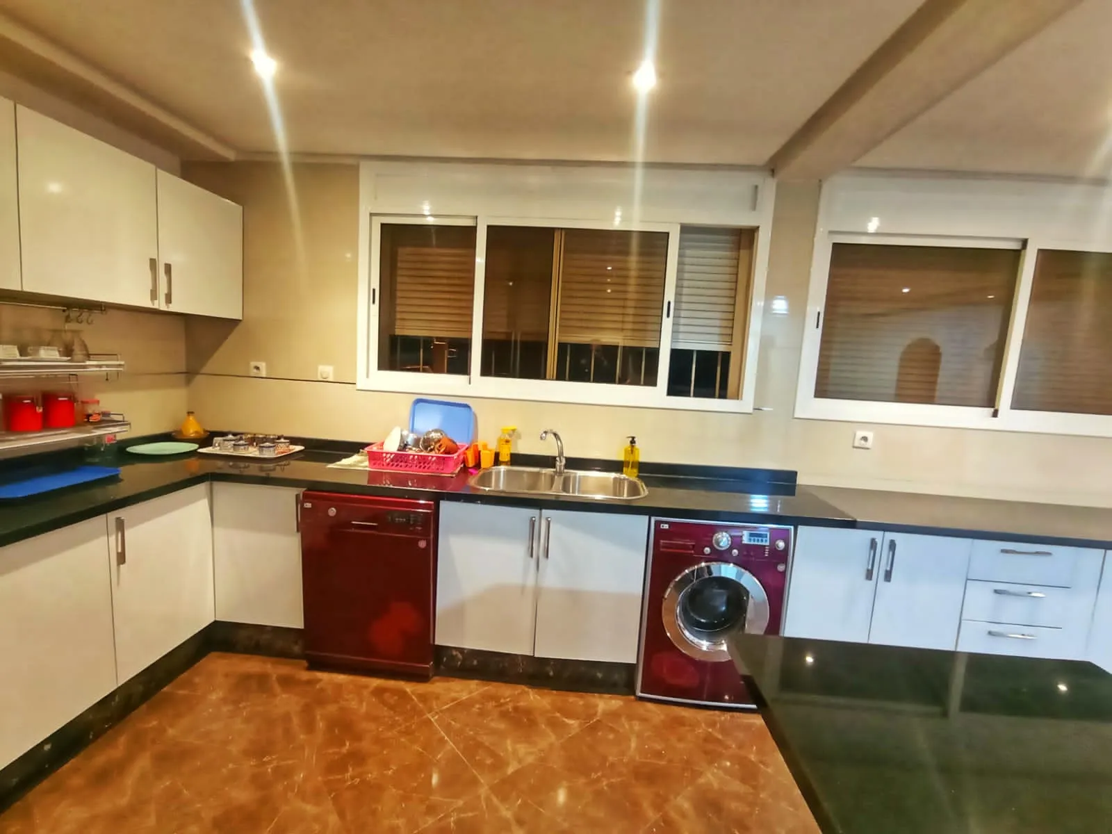 Bel appartement à louer à la journée à Agadir, au deuxième étage, de 75 mètres. 