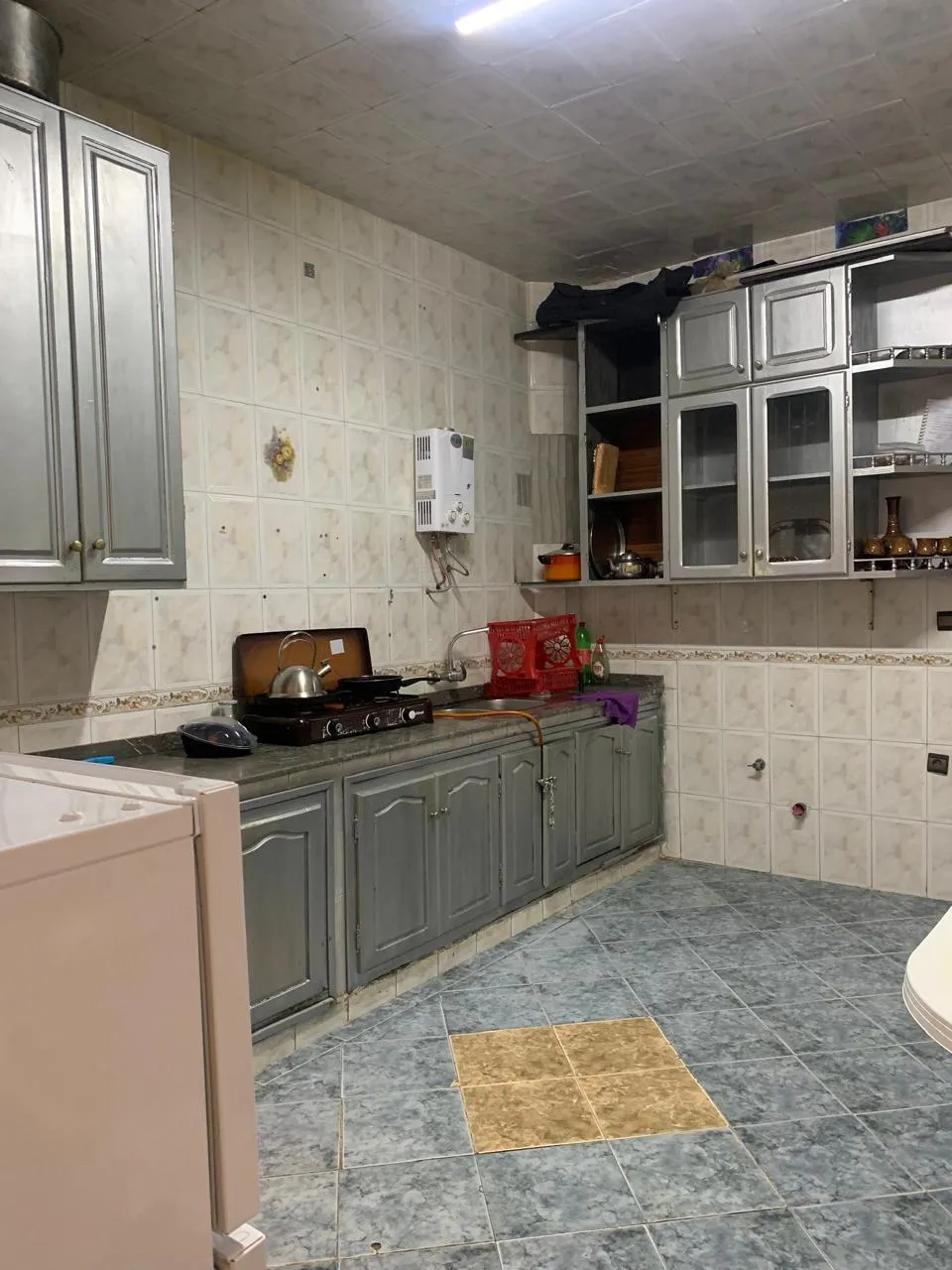 Appartement à louer à Fnideq au rez-de-chaussée, une chambre et un salon.