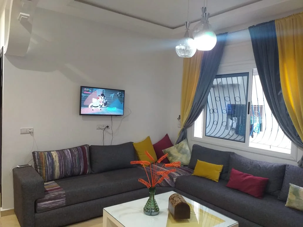 Appartement à louer à Tanger, près de la corniche de Malabata, au 3ème étage.
