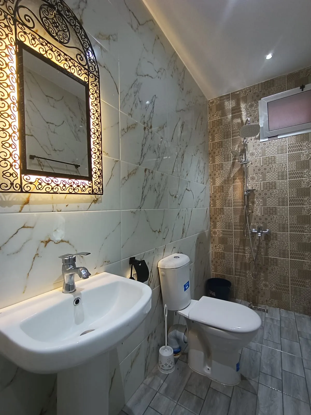 Appartement élégant à louer quotidiennement, 2 chambres et salon, au 3e étage.