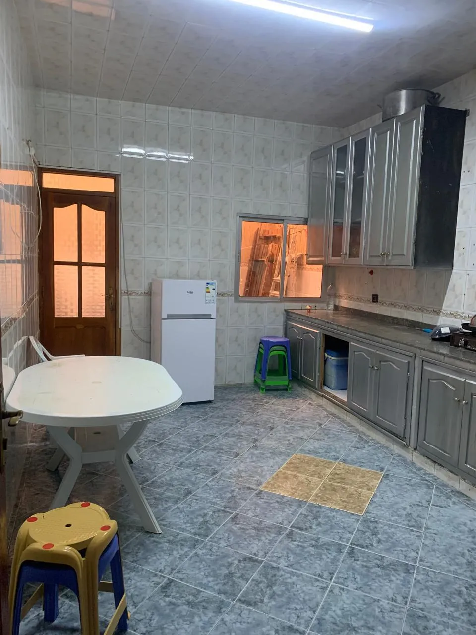 Appartement à louer à Fnideq au rez-de-chaussée, une chambre et un salon.