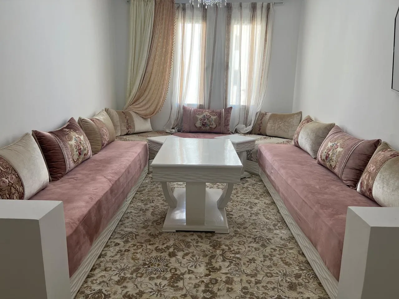 Appartement à louer  à la ville de Fnideq, près du corniche, au premier étage.