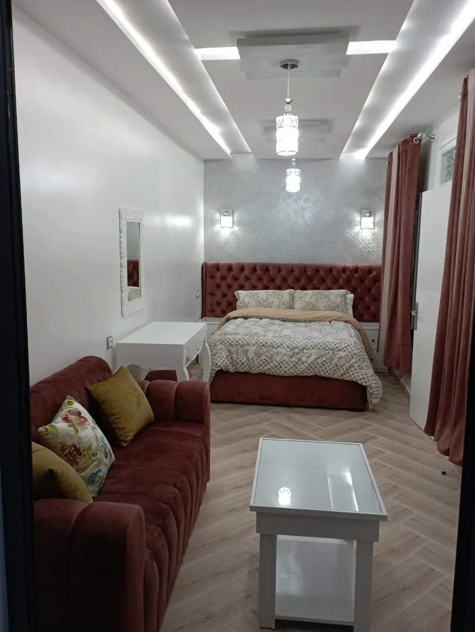 Appartement à louer à Chefchaouen, une chambre et un salon au premier étage.