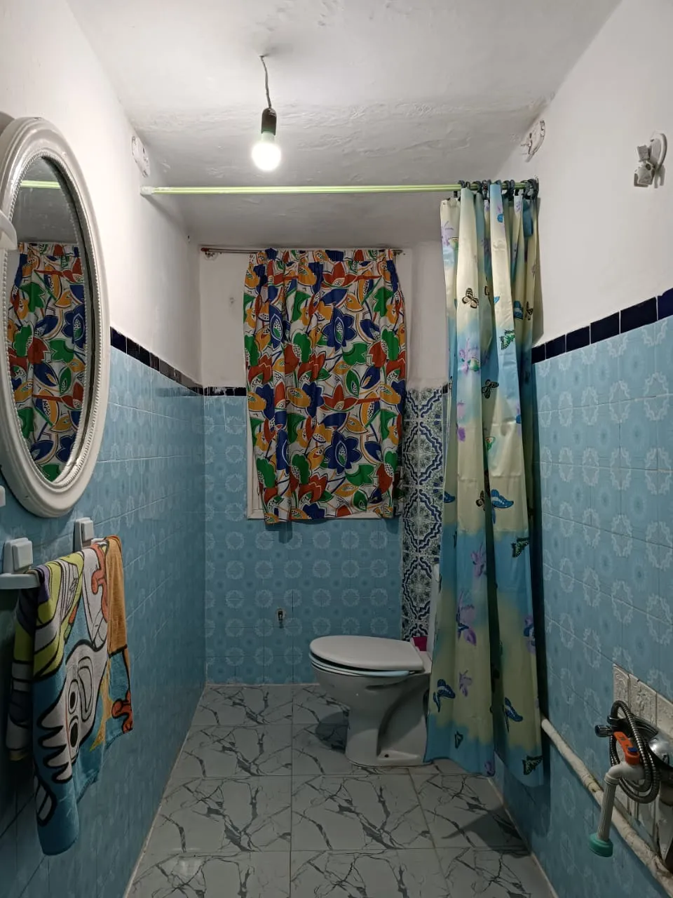Appartement à louer au cœur de Chefchaouen, au 3e étage, 2 chambres et salon.
