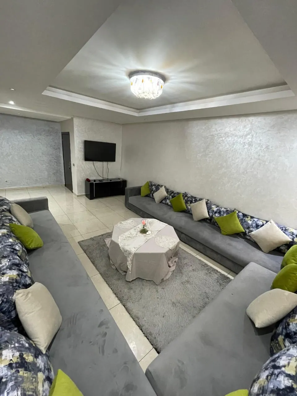 Appartement à louer à la journée au premier étage, composé de 2 chambres 