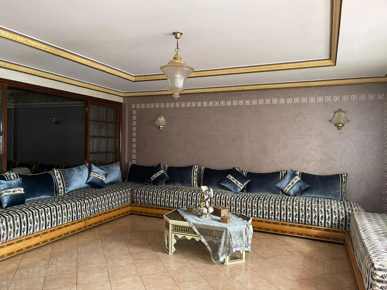 Duplex à vendre dans un quartier prestigieux, d’une superficie de 440 m². 