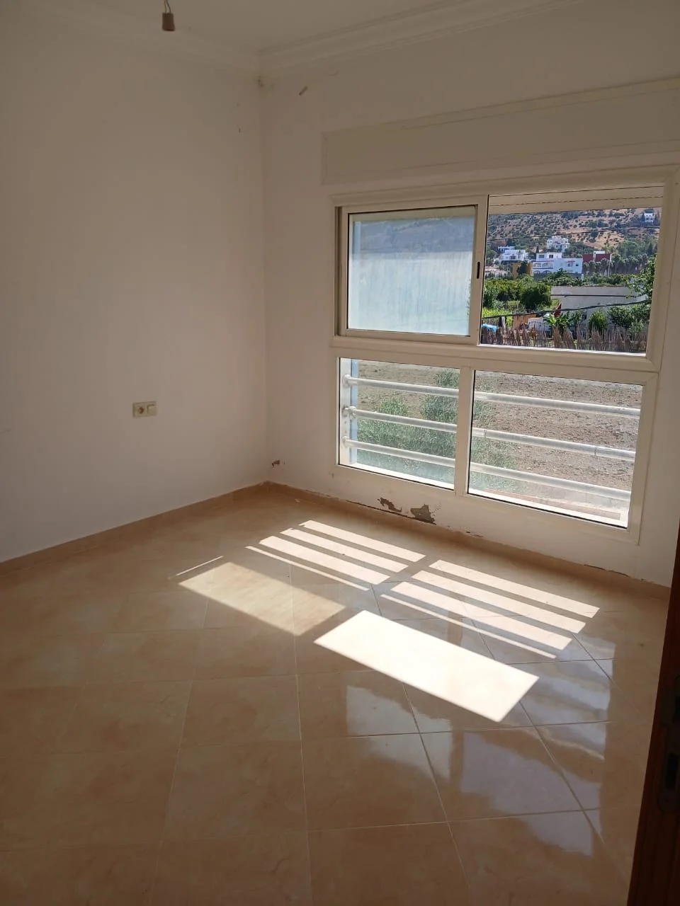 Bel appartement à louer au deuxième étage composé de deux chambres et d'un salon