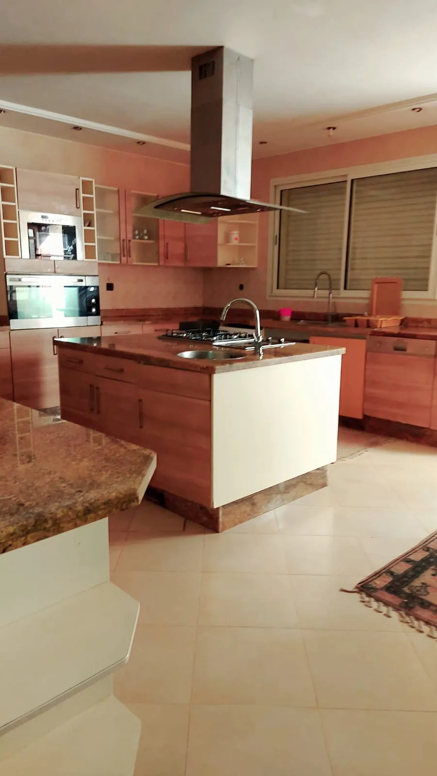 Villa spacieuse et luxueuse à louer à Agadir, avec deux étages et quatre façades