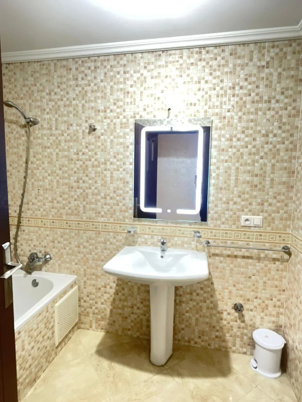 Bel appartement à louer à Tanger, près de la plage, au deuxième étage.