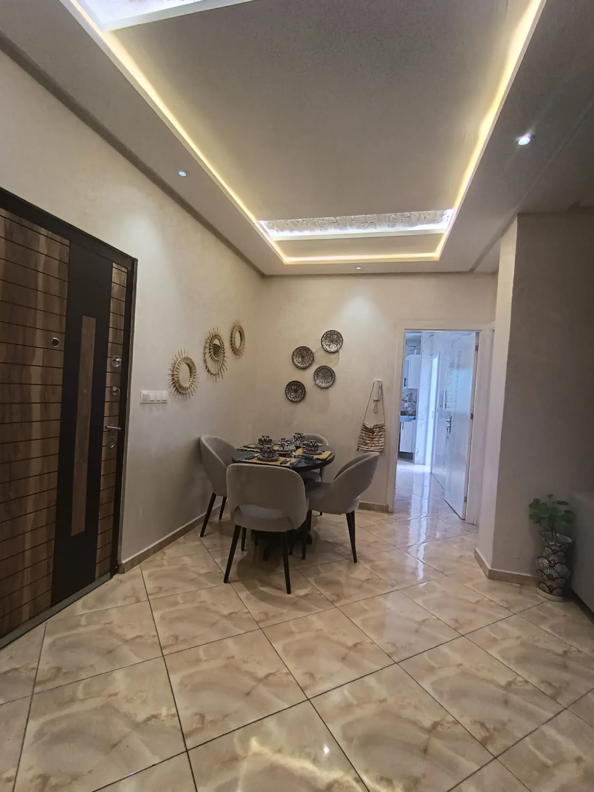 Appartement élégant à louer quotidiennement, 2 chambres et salon, au 3e étage.