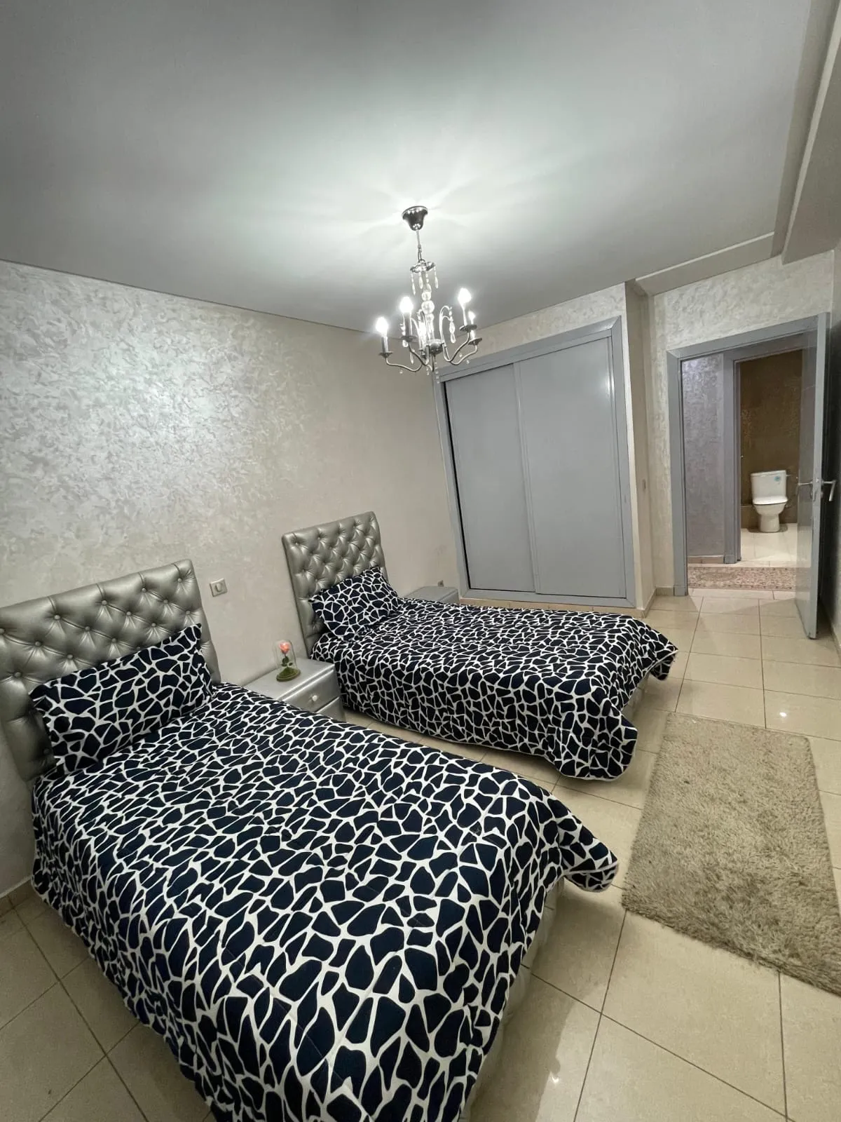 Appartement au design élégant à louer à Agadir, bien équipé.