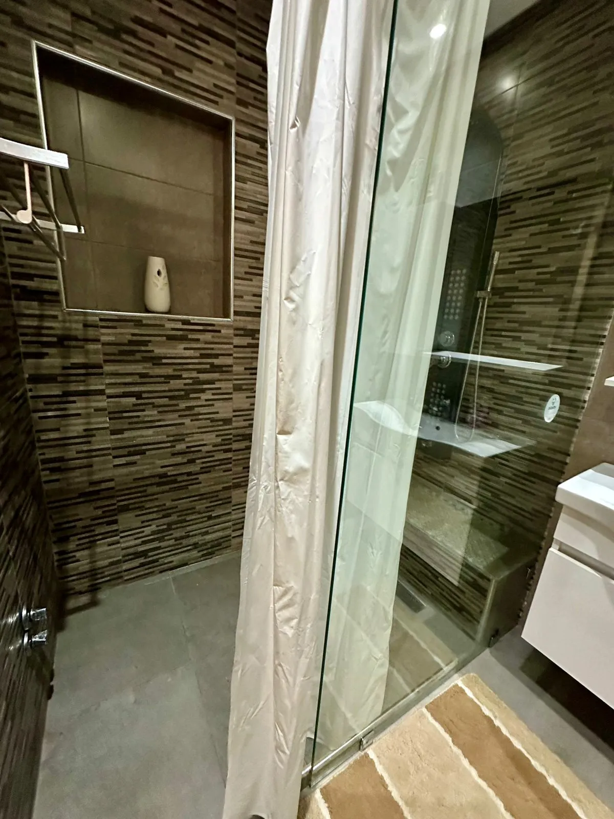 Studio moderne à louer à Agadir, dans une résidence sécurisée, bien équipé.