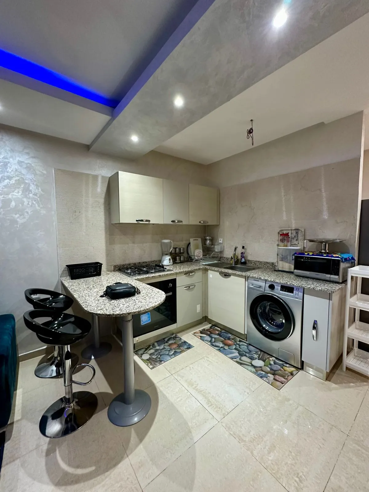 Studio moderne à louer à Agadir, dans une résidence sécurisée, bien équipé.