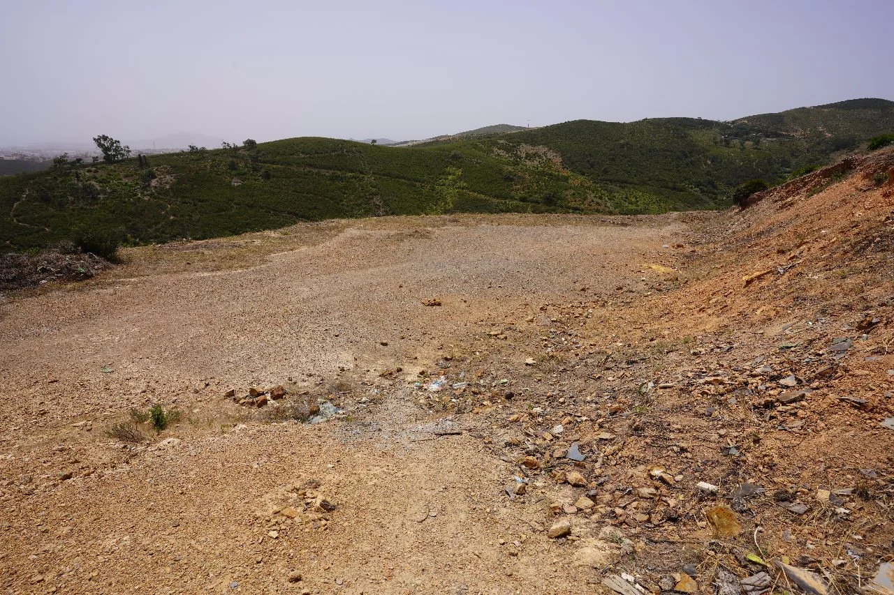 Un grand terrain dans la ville de Fnideq, à vendre, d'une superficie totale de 2