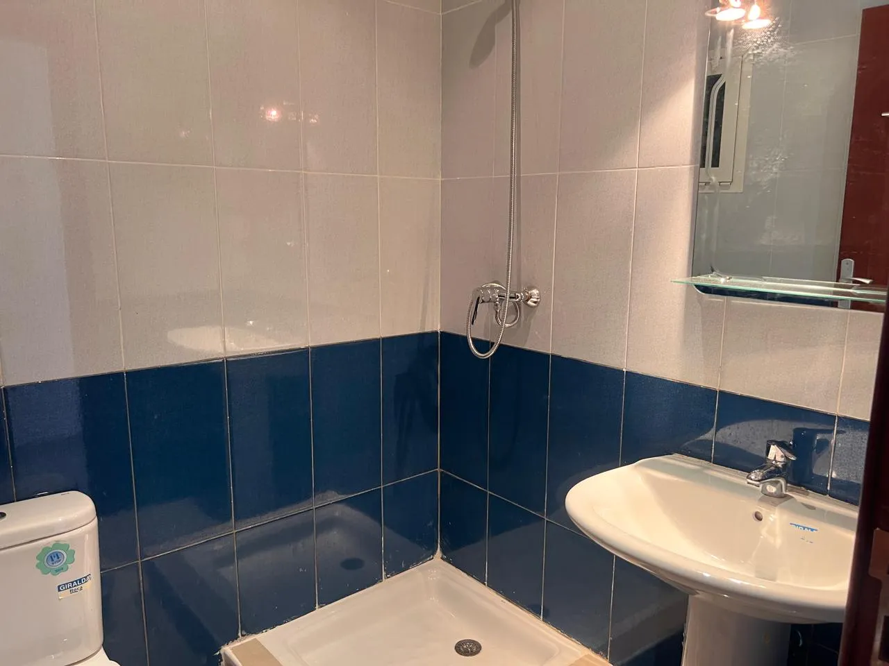 Appartement à louer  à la ville de Fnideq, près du corniche, au premier étage.