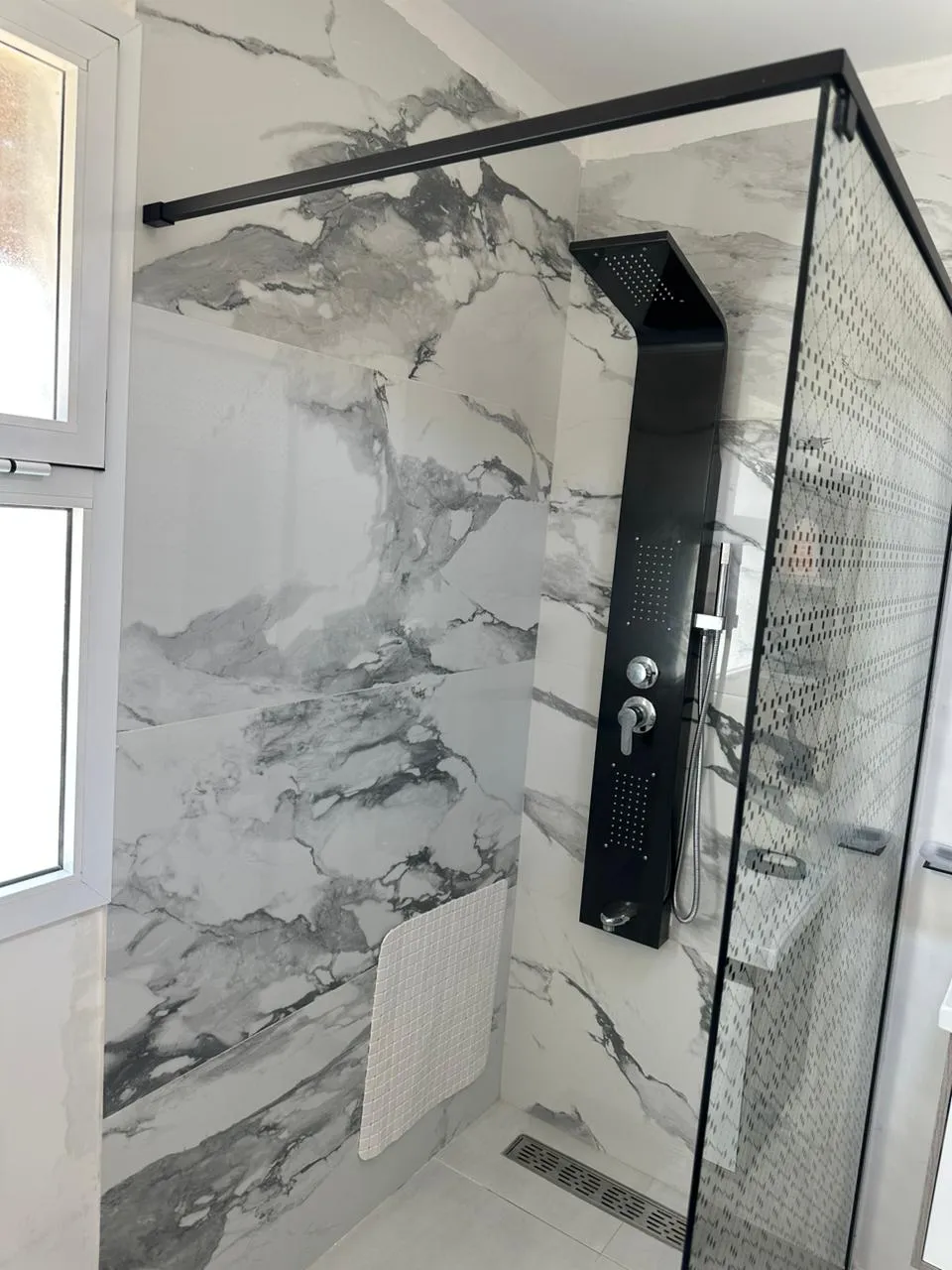 Appartement élégant à louer à Tanger, dans un immeuble sécurisé 2 chambre salon 