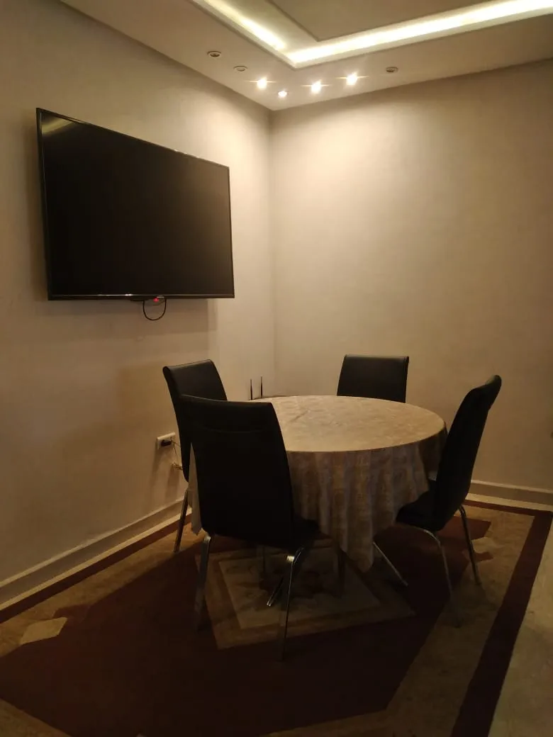Bel appartement à louer à Rabat, Agdal, comprenant deux chambres et un salon