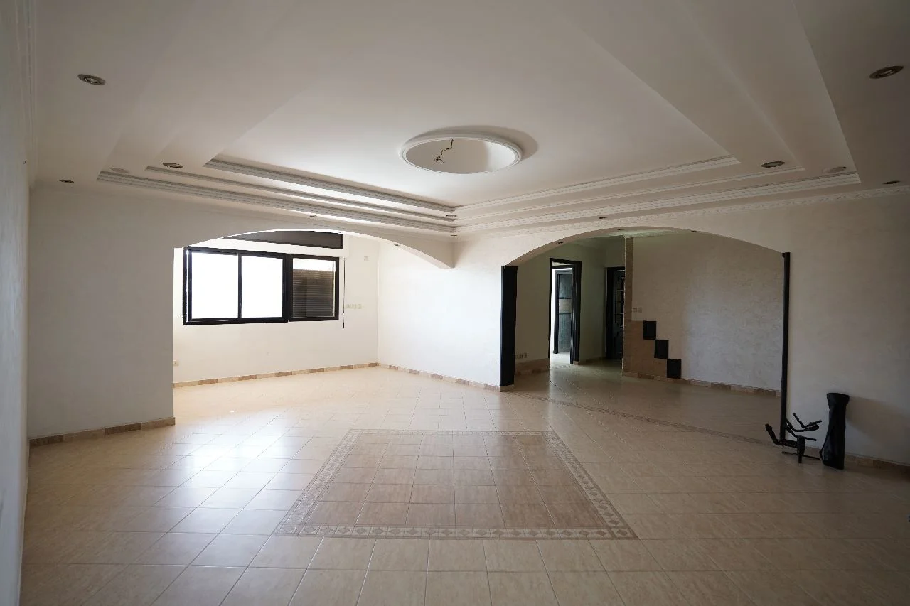 magasin commercial préservé à vendre avec deux façades dans la ville de Fnideq 1