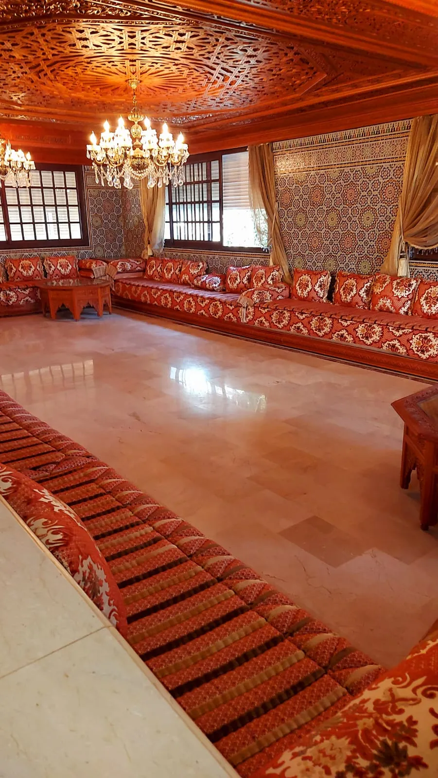Villa spacieuse et luxueuse à louer à Agadir, avec deux étages et quatre façades