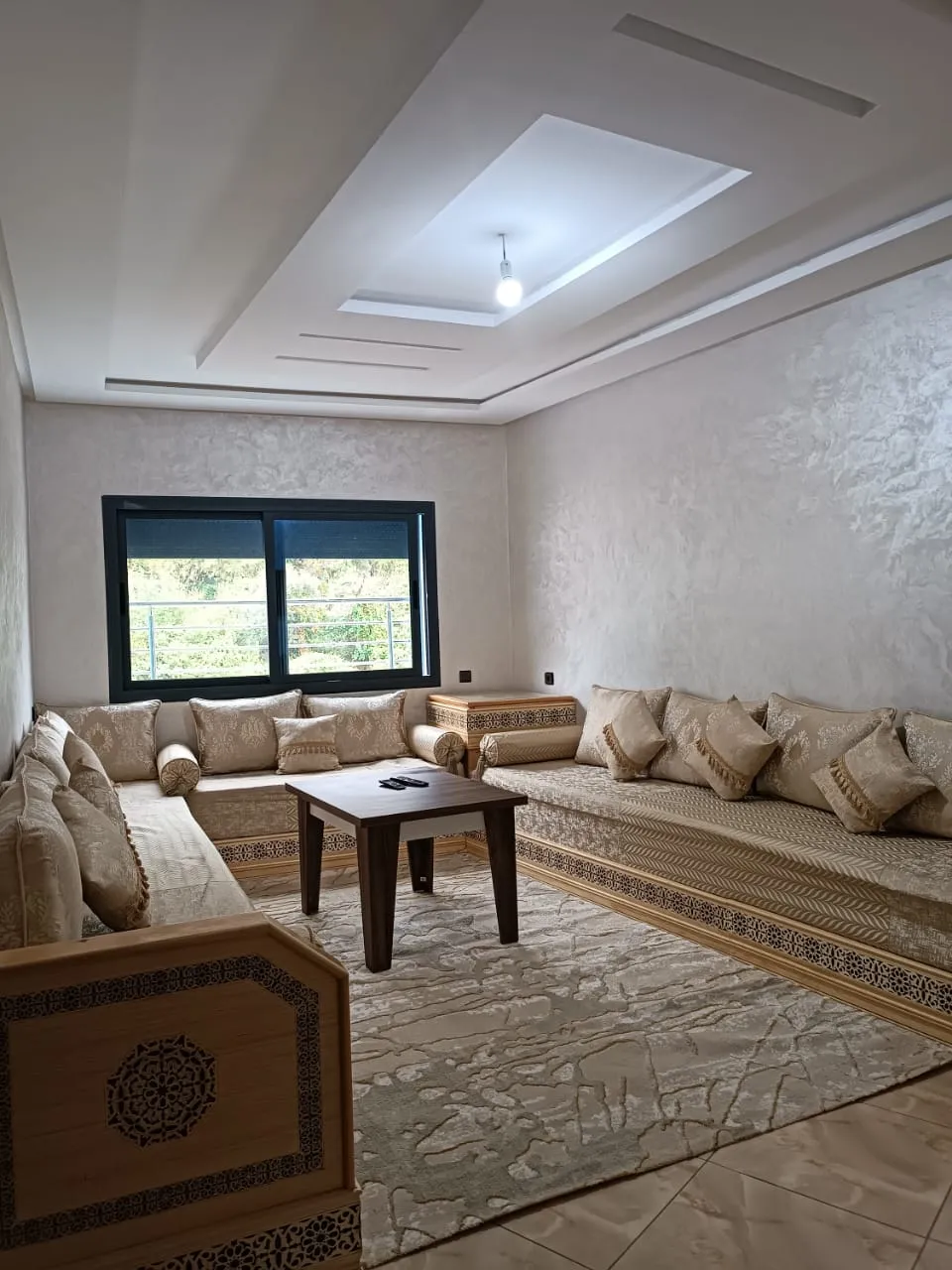 Appartement à vendre et à Louer à Courniche oued laou Chambre balcon Rez-de-chaussée