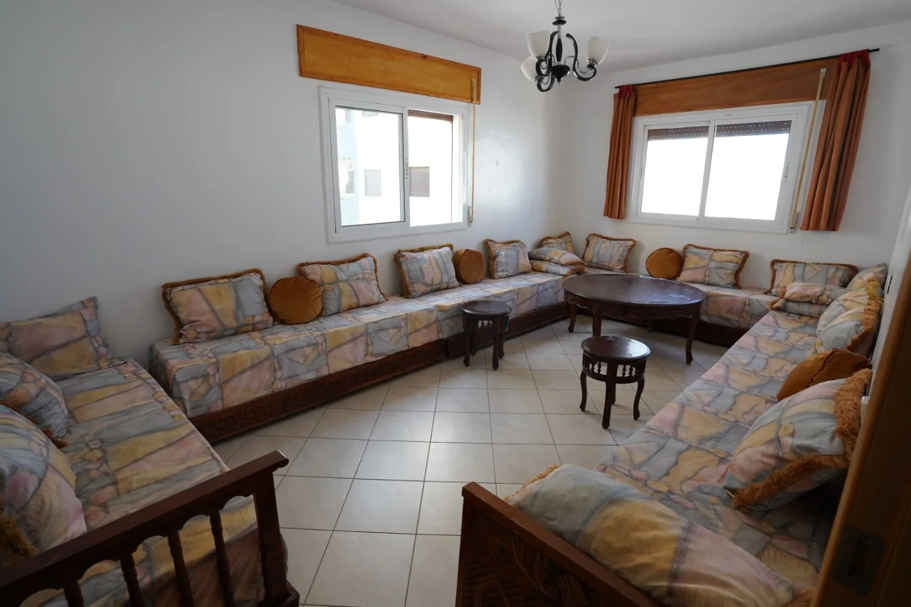 Appartement à louer à Tanger, près de la corniche de Malabata, au 3ème étage.