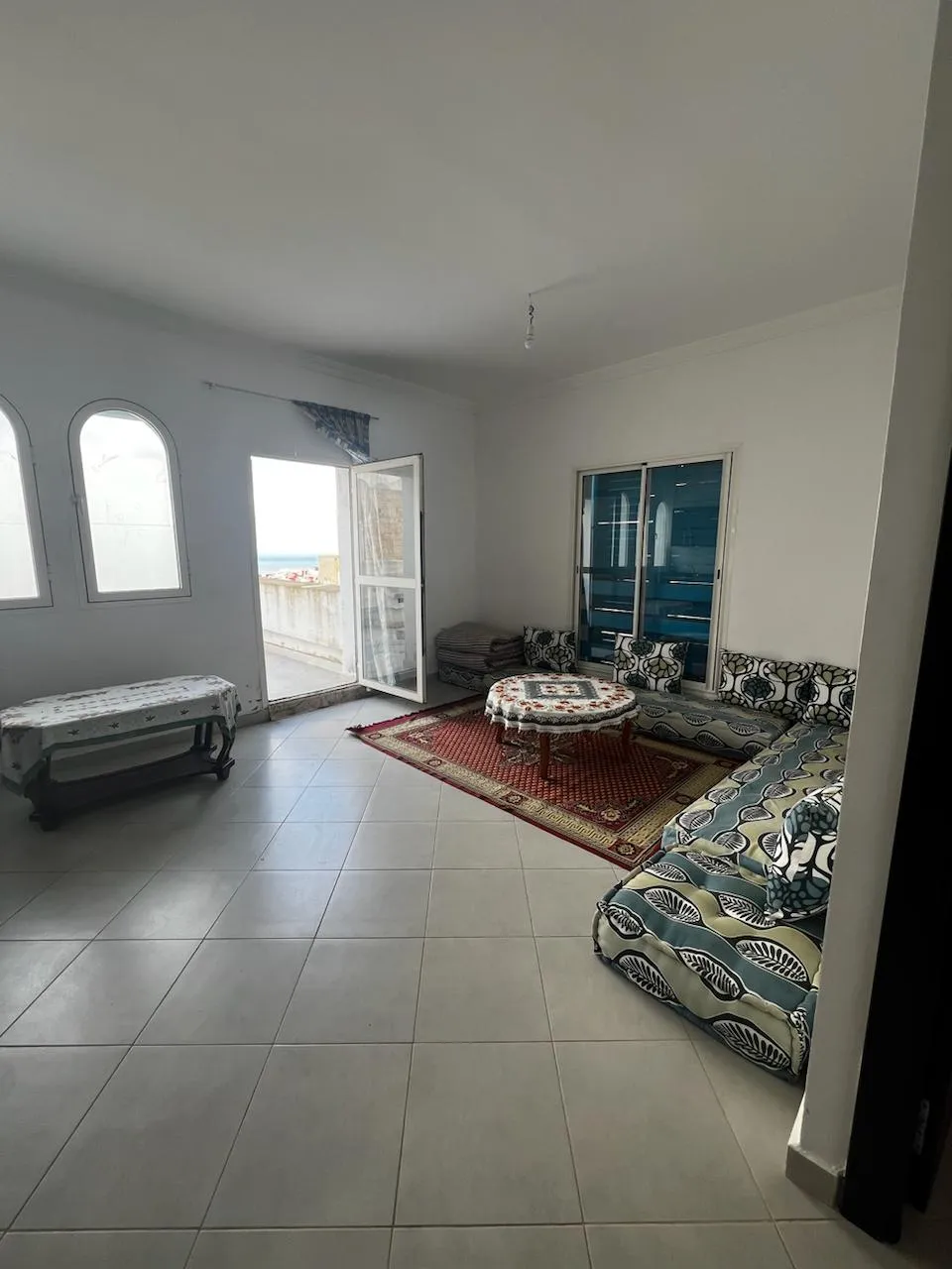 Appartement à vendre, titré, au troisième étage – une chambre et un salon.