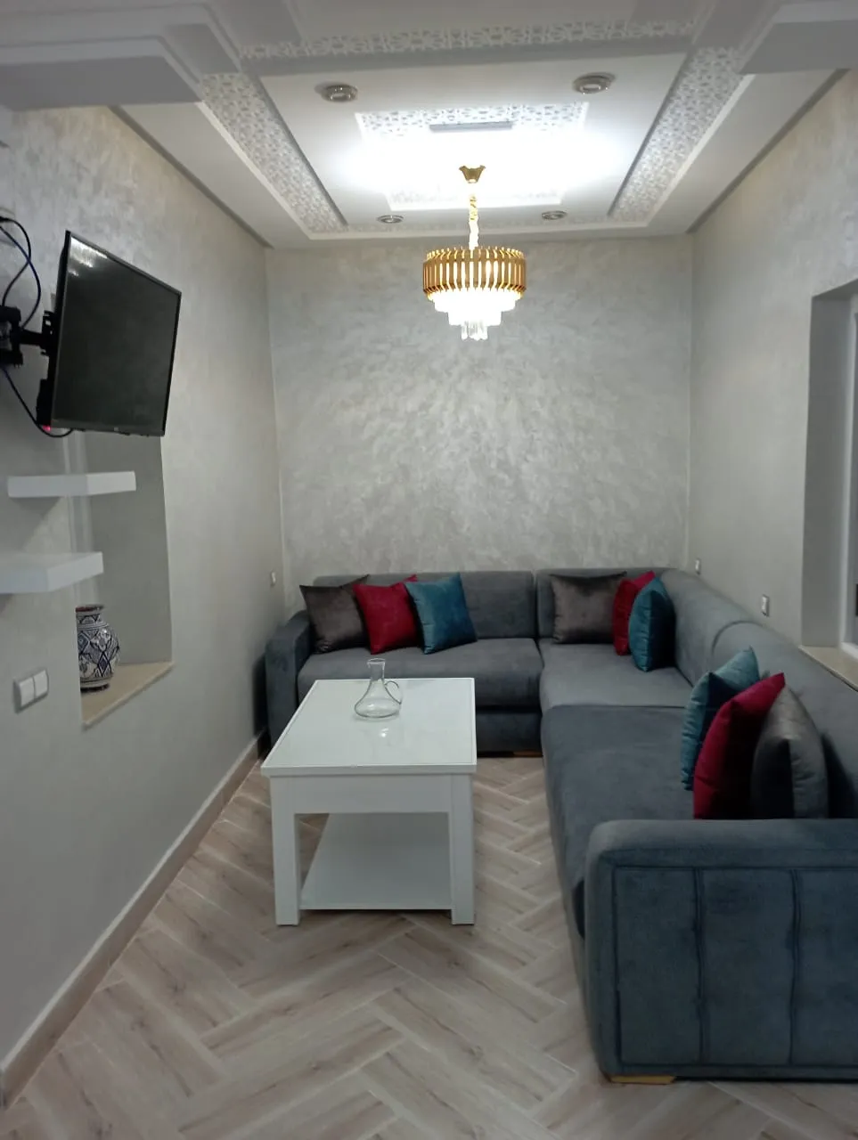Appartement à louer à Chefchaouen, une chambre et un salon au premier étage.